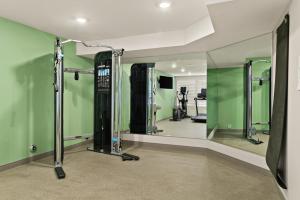 迈尔斯堡WoodSpring Suites Fort Myers - Cape Coral的一个带绿色墙壁和镜子的健身房