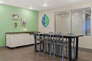 迈尔斯堡WoodSpring Suites Fort Myers - Cape Coral的一间会议室,配有桌椅