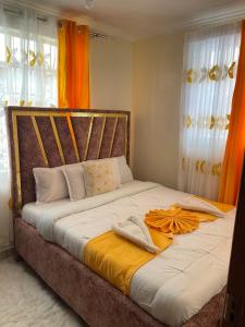 基苏木Lefad Apartment-3Bedrooms own compound的一间卧室配有一张带橙色窗帘的床