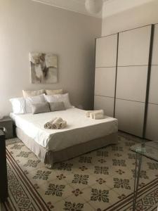 巴勒莫A casa da Carlo的一间卧室配有一张大床和毛巾