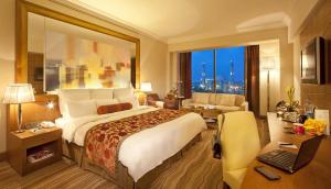 新德里Hotel De Huespedes near international airport的一间带大床的卧室和一间客厅