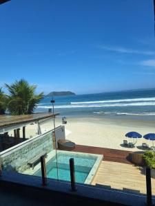 朱奎Casatua Pousada的一个带游泳池和海滩的度假胜地