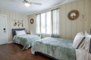 杰克逊Backyard Beauty Bungalow in Jackson的一间卧室配有两张床和吊扇