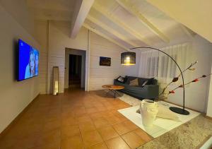 MonteruscielloVilla Marlene Casa vacanze in parco privato的带沙发和电视的客厅