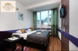 萨拉热窝Uptown Inn的酒店客房设有两张床和窗户。