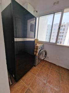 突尼斯Dar Salem III的带窗户的客房内设有一间带洗衣机的浴室