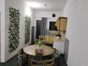 拉合尔Syedah 's Homestay的厨房以及带桌椅的用餐室。