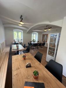 多克西Penzion Star Doksy的用餐室配有大型木桌和椅子