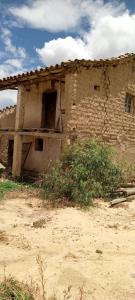 科恰班巴Casa de campo vidal的沙漠中一座旧砖房