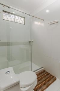 蒙特里亚Casa Hotel Miriam的一间带卫生间和玻璃淋浴间的浴室