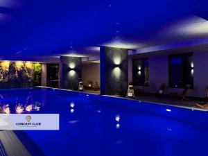 兹拉蒂博尔Velika Recepcija CC Magnet的夜间在酒店的游泳池