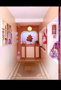 卡内拉Pousada Folhas de Outono的一间设有走廊、桌子和窗户的客房
