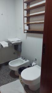 巴西利亚Bonaparte Hotel Flat Particular的白色的浴室设有卫生间和水槽。