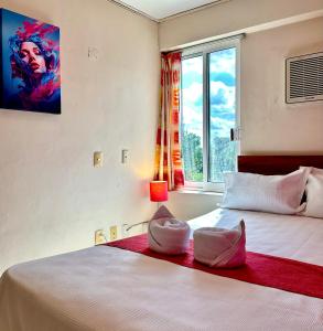 坎佩切巴兰基亚酒店的卧室配有一张大白色床和窗户