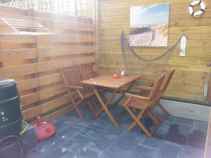 登堡Homestay Texel的天井上的木桌和椅子
