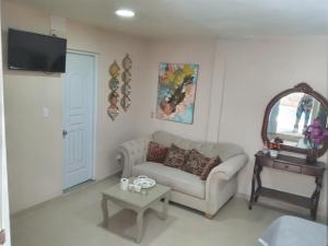 博卡奇卡Villa rozenuda的客厅配有沙发和桌子