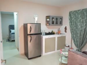 博卡奇卡Villa rozenuda的一间厨房,里面配有不锈钢冰箱