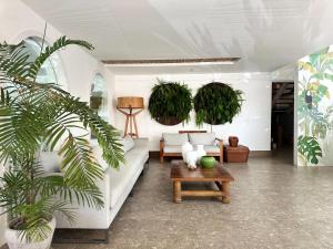 卡波布里奥Passagem Concept Hotel e Spa的客厅配有白色沙发和植物