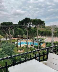 兰卡格里玛尔酒店的阳台享有游泳池和树木的景致。