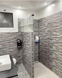 兰卡格里玛尔酒店的一间带卫生间的浴室和墙上的电视