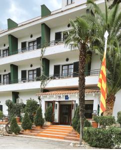 兰卡格里玛尔酒店的一座有旗帜和棕榈树的建筑