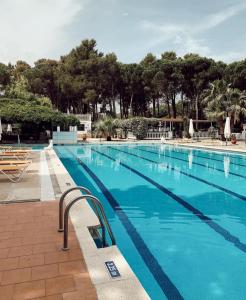 兰卡格里玛尔酒店的蓝色海水大型游泳池