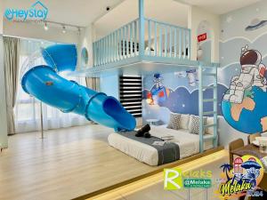 马六甲Bali Residence Melaka By Heystay Management的儿童间 - 带蓝色充气滑梯