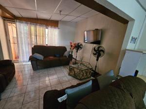Nueva San SalvadorBuena Vista Home的带沙发和风扇的客厅