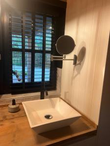 奥斯楚特Casa Fuori的浴室设有白色水槽和镜子