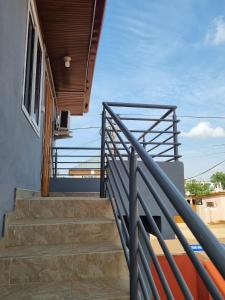 阿克拉Cozy Escape in Accra by Manna Hospital的通往房子的楼梯