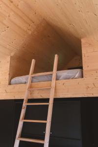 MăneciuCăsuța din livadă的木制天花板上的木制双层床