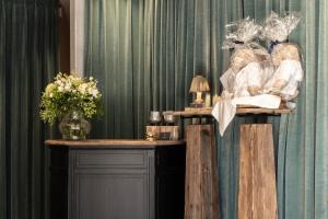 布鲁日Hotel Biskajer by CW Hotel Collection - Adults Only的一间房间,配有两张带鲜花的桌子