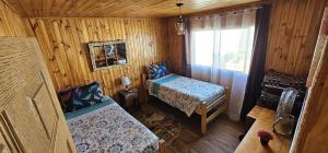 圣地亚哥太阳和月亮旅舍的小房间设有床和窗户