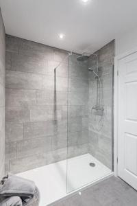 利物浦Park & Relax in 1bd Central Liverpool home的浴室里设有玻璃门淋浴