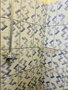 瓦加杜古Seïf Industry's的浴室拥有蓝色和白色的瓷砖墙