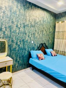瓦加杜古Seïf Industry's的一间卧室配有蓝色的床和一张书桌