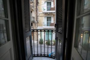 弗洛里亚纳Ta Cetta的从窗户可欣赏到阳台的景色