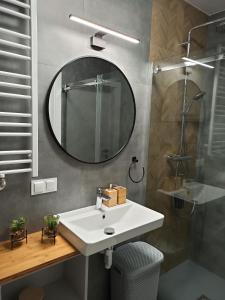 格丁尼亚Apartament Grabówek的浴室设有白色水槽和镜子