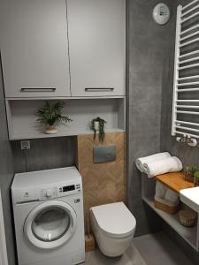 格丁尼亚Apartament Grabówek的一间带洗衣机和卫生间的浴室