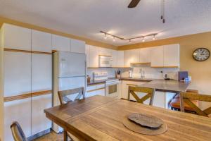 费尔蒙特温泉大理石峡谷公寓的厨房配有木桌和墙上的时钟