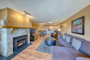费尔蒙特温泉大理石峡谷公寓的带沙发和壁炉的客厅