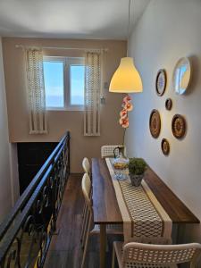 特佩杰卡Apartmani Rustik Trpejca的一间带木桌和椅子的用餐室
