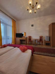 米兹多洛杰Pałacyk Srebrna Fala的酒店客房带两张床和一张桌子以及椅子。