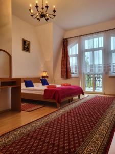 米兹多洛杰Pałacyk Srebrna Fala的一间卧室设有一张床和一个大窗户