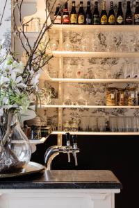 布鲁日Hotel Ter Brughe by CW Hotel Collection的厨房配有水槽和带玻璃杯的架子