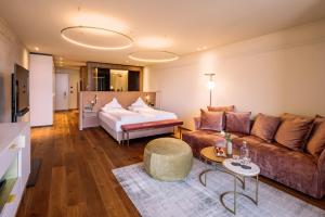 思科纳霍安瓦特酒店的客厅配有沙发和1张床