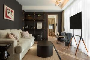第比利斯Artizan - Design Hotel的客厅配有沙发和桌子