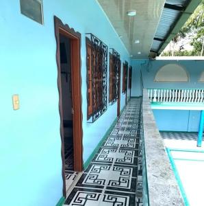莱蒂西亚Hotel Alto Amazonas的一个带游泳池的房子的走廊