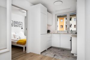 什恰夫尼察Szczawnica Art的白色的公寓 - 带床和厨房