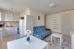 格但斯克Summer 2 by Grand Apartments的厨房以及带沙发和桌子的客厅。